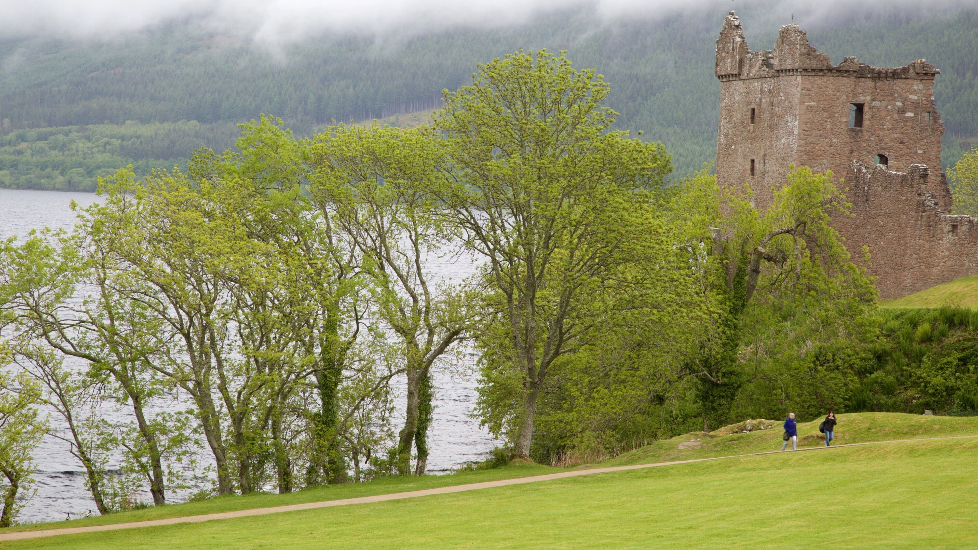 Urquhart Castle featuring heritage elements, a castle and a ruin
