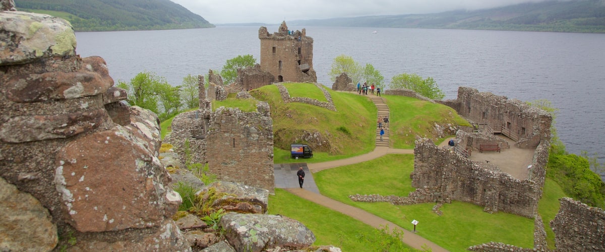 Castillo de Urquhart ofreciendo una ruina, un lago o abrevadero y elementos del patrimonio