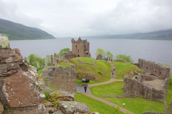 Urquhart Castle mit einem Geschichtliches, Gebäuderuinen und See oder Wasserstelle