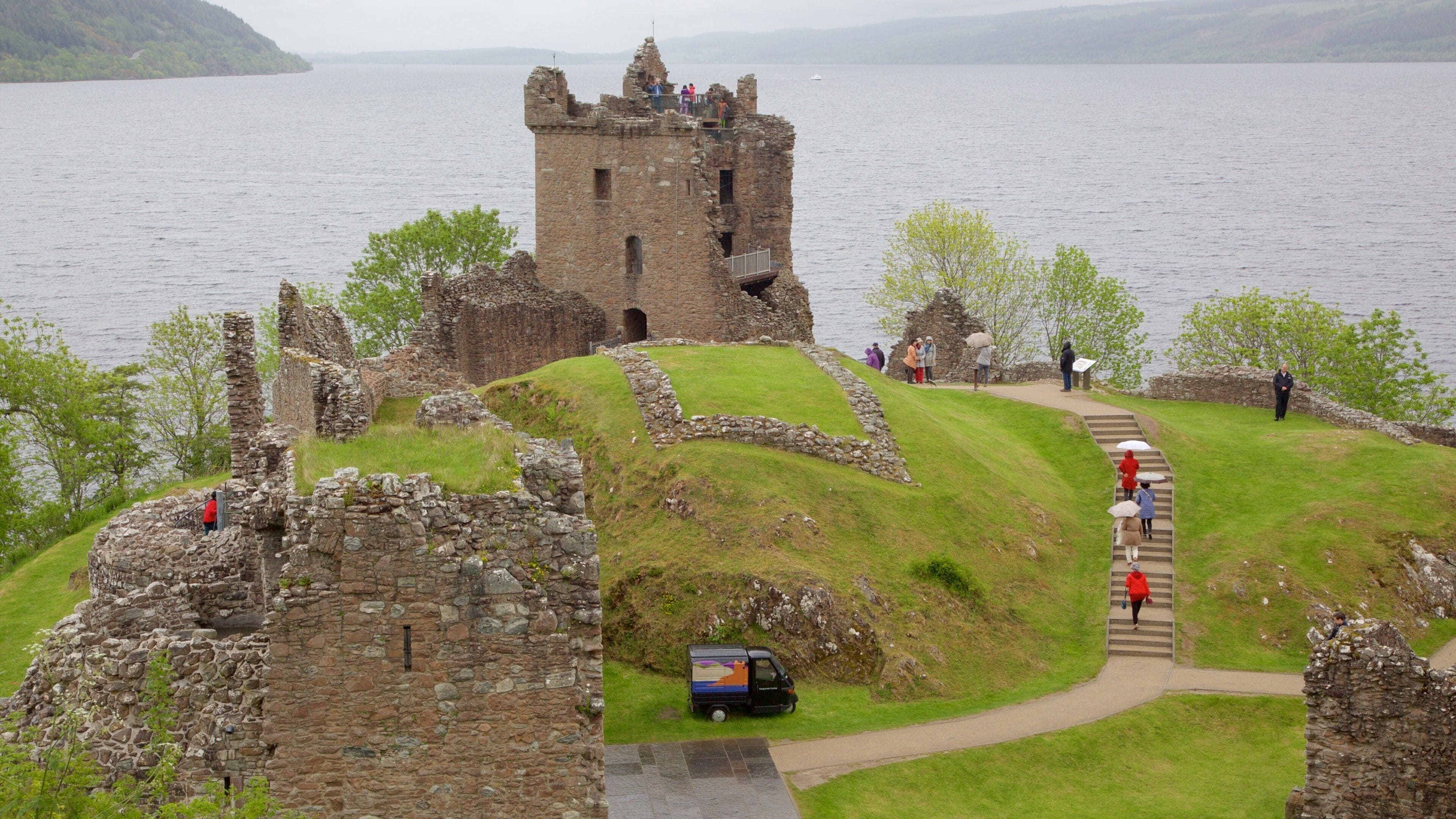 Urquhart Castle inclusief vervallen gebouwen en een meer of poel