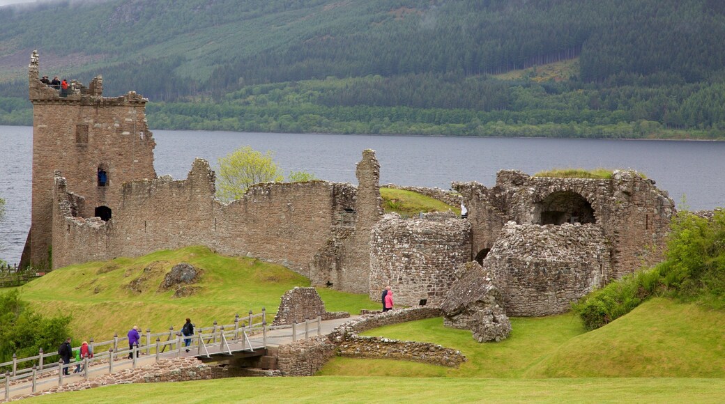 Urquhart Castle showing building ruins and a lake or waterhole
