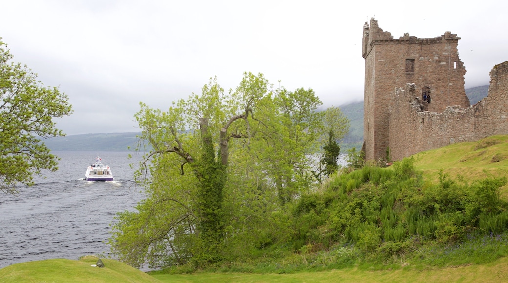 Urquhart Castle som inkluderer ruiner og innsjø