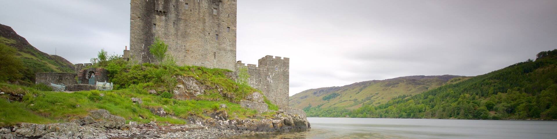 Castillo de Eilean Donan ofreciendo elementos del patrimonio, un castillo y un río o arroyo