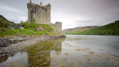 Eilean Donan Castle som viser elv eller bekk, kulturarv og slott