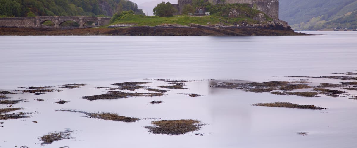 Castillo de Eilean Donan ofreciendo un puente, elementos del patrimonio y castillo o palacio