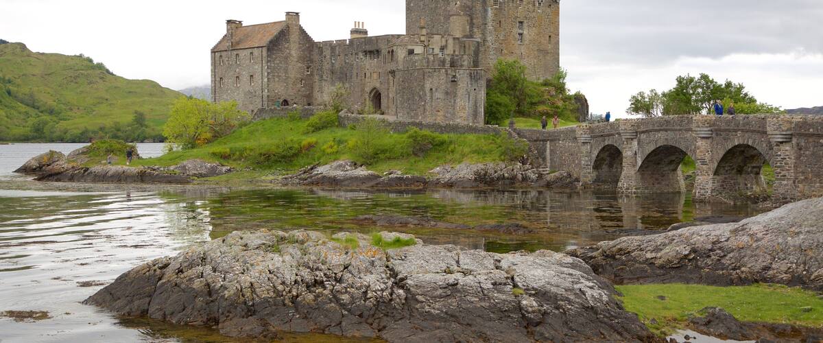 Eilean Donan Castle som visar historisk arkitektur, historiska element och en sjö eller ett vattenhål