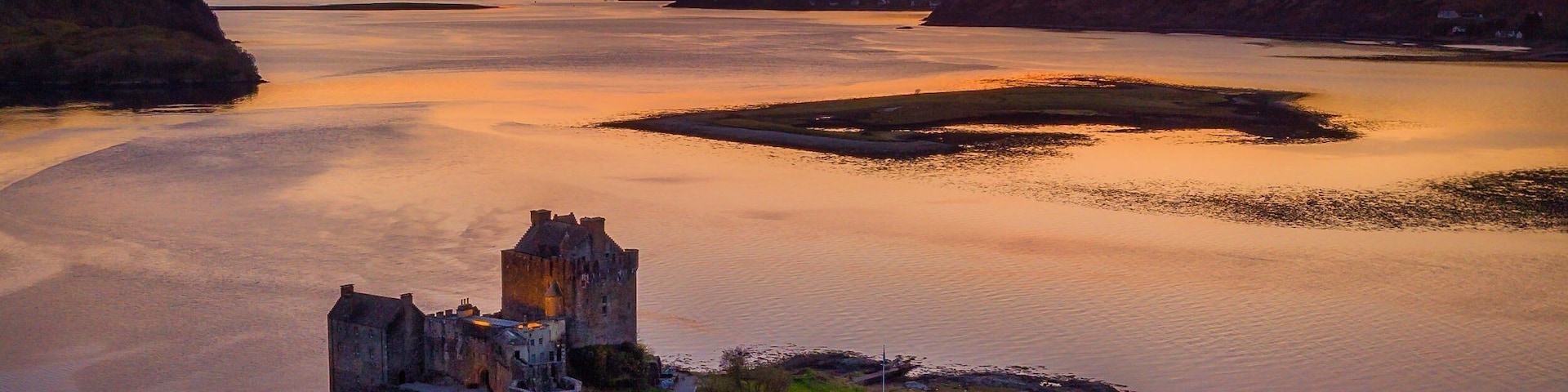 Friday is here together with last April weekend of the year. The weather doesn't get much better at this part of the Scottish Highlands, and we have countless fantastic opportunities across like this one from the Eilean Donan castle. The warm sunset only enhances the beauty of this Scottish castle and should work as a beautiful visit invitation.