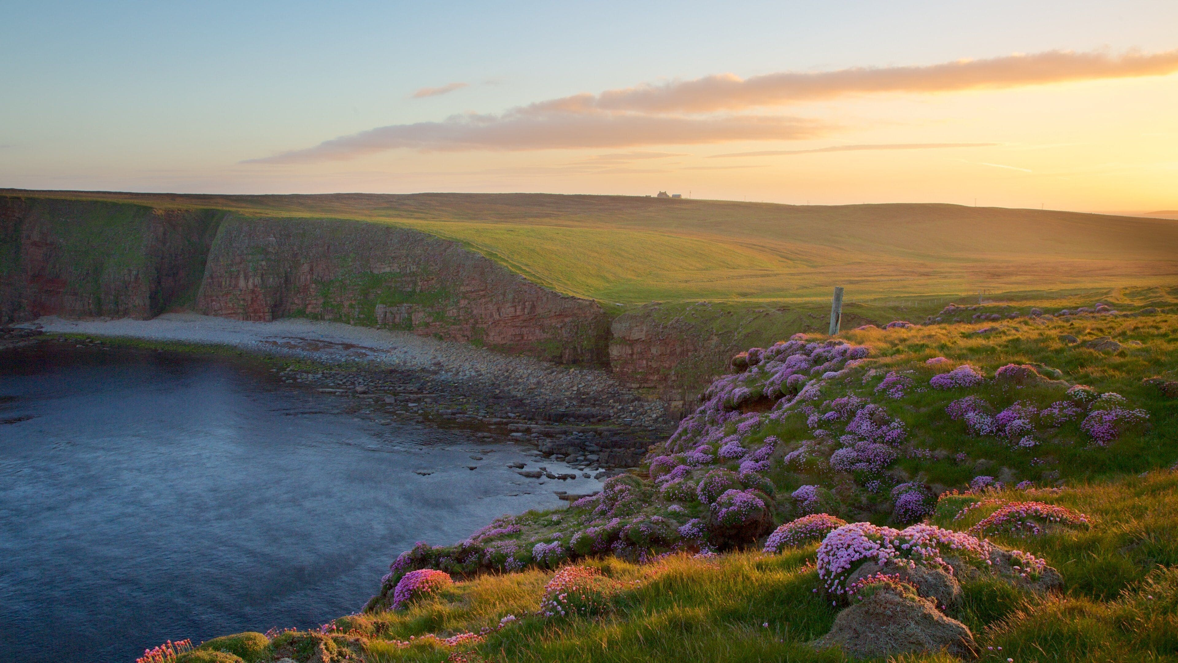 Duncansby Head which includes rugged coastline and tranquil scenes