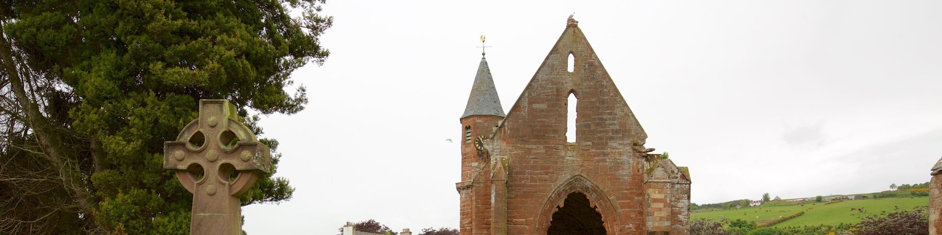 Fortrose Cathedral featuring a ruin, a cemetery and a church or cathedral