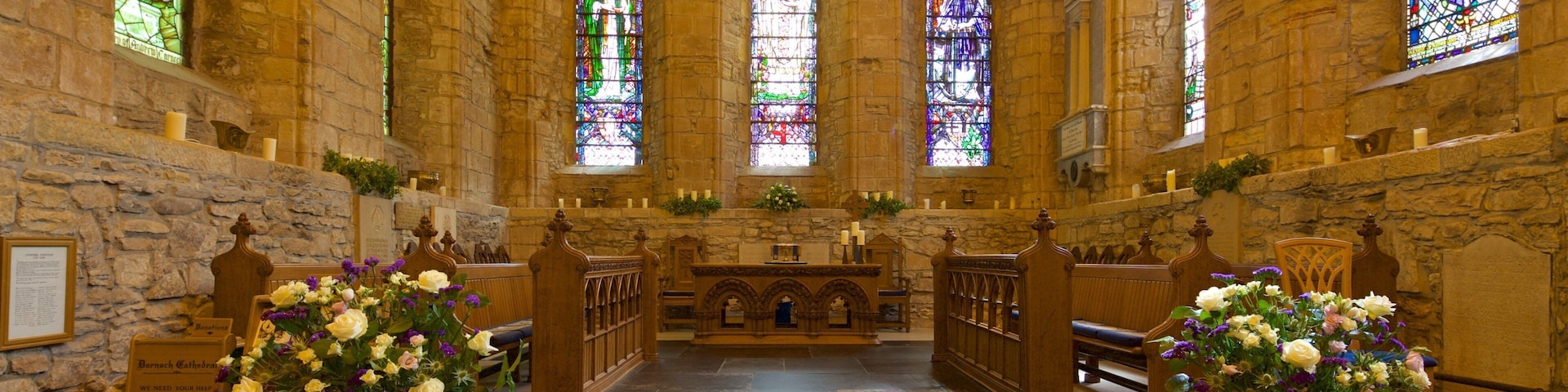 Catedral de Dornoch caracterizando arquitetura de patrimônio, uma igreja ou catedral e elementos de patrimônio