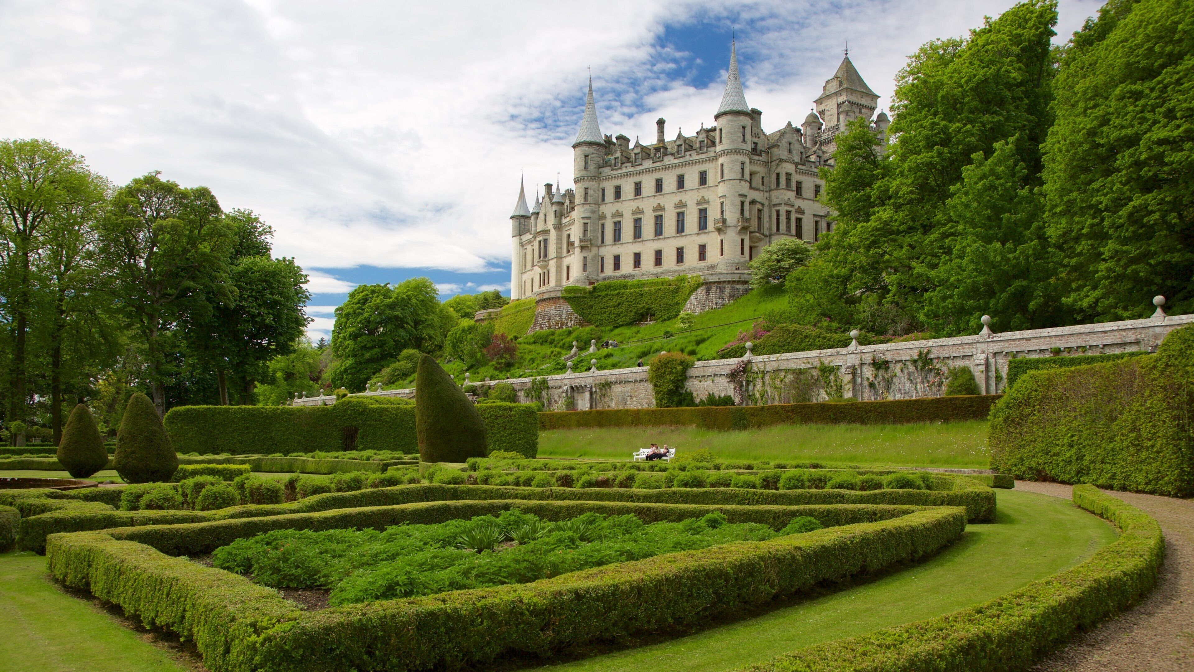 Dunrobin Castle fasiliteter samt historisk arkitektur, kulturarv og slott