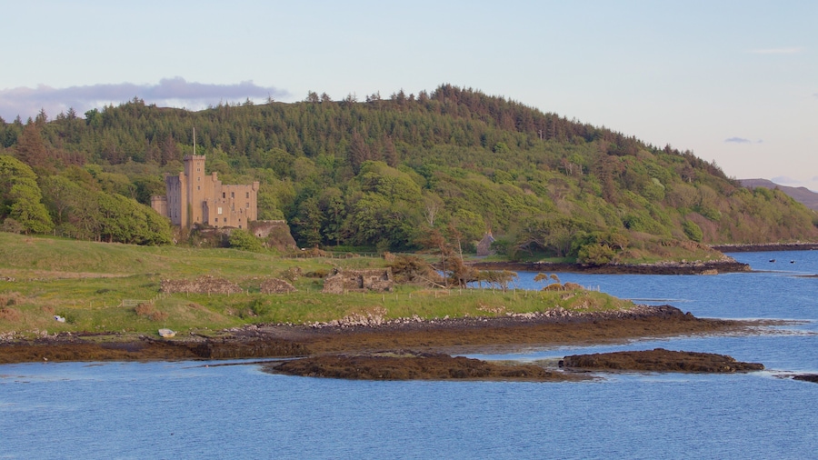 Dunvegan Castle which includes tranquil scenes, general coastal views and heritage architecture