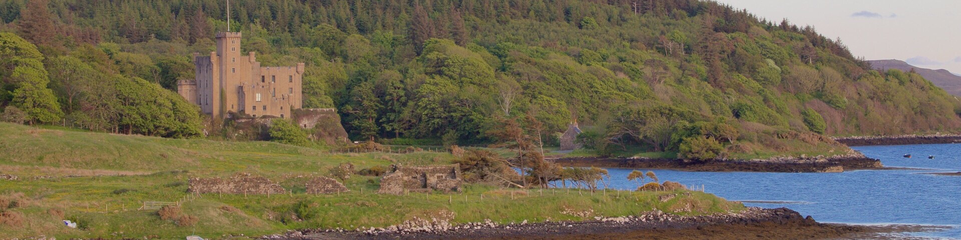 Castillo de Dunvegan mostrando elementos patrimoniales, palacio y situaciones tranquilas