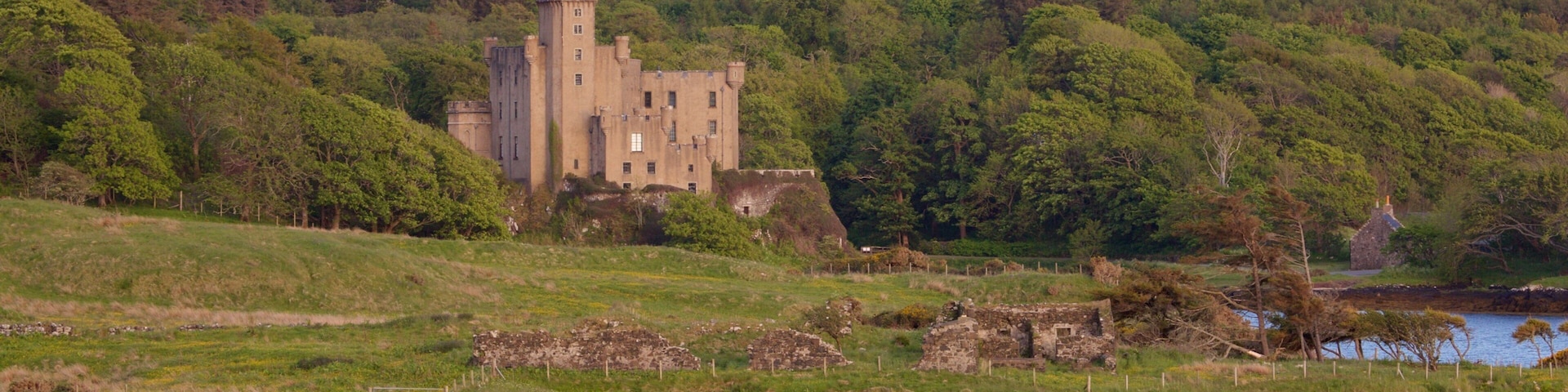 Castillo de Dunvegan mostrando arquitectura patrimonial, un festival y escenas tranquilas