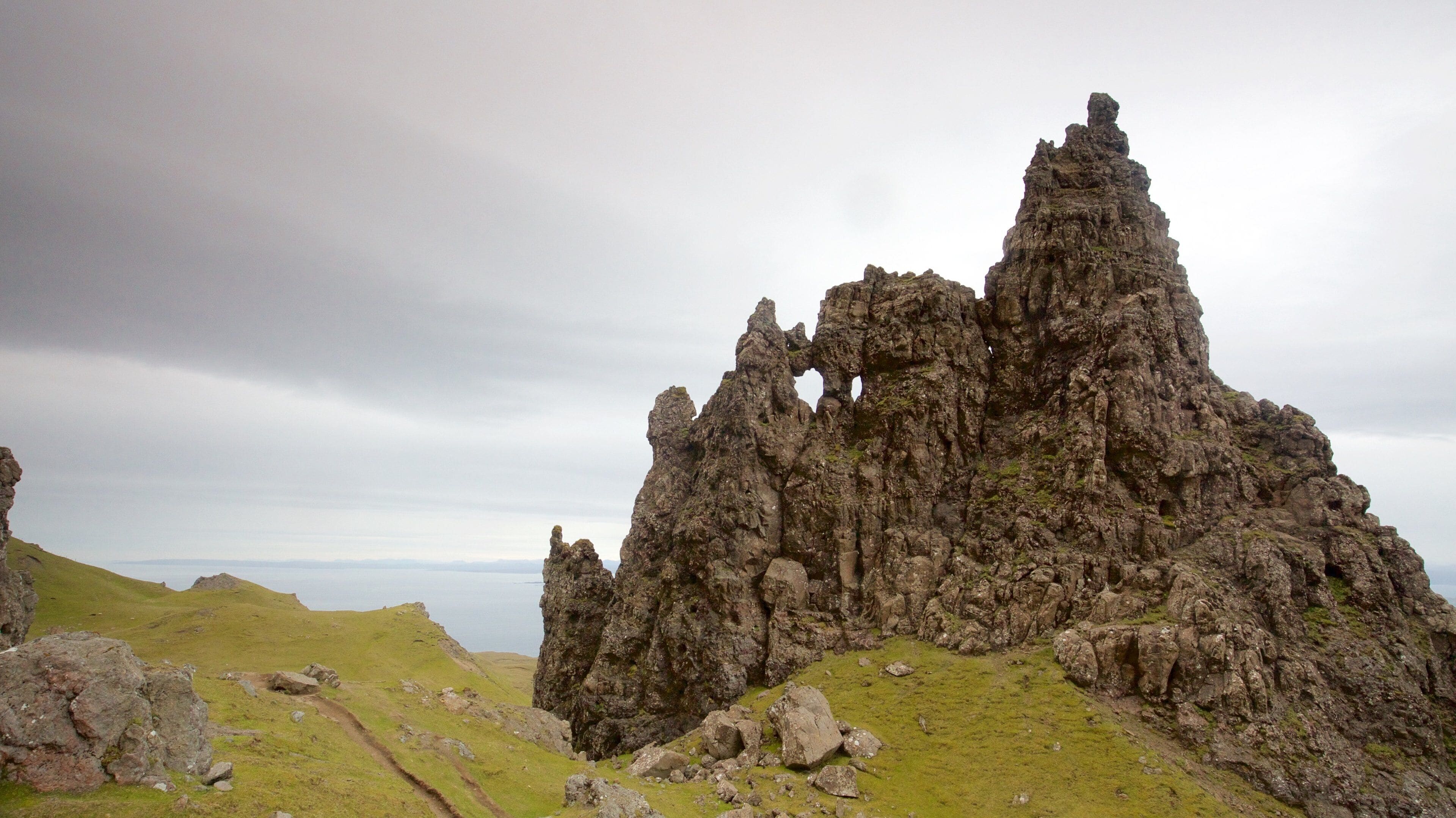 Old Man of Storr montrant scènes tranquilles et vues littorales