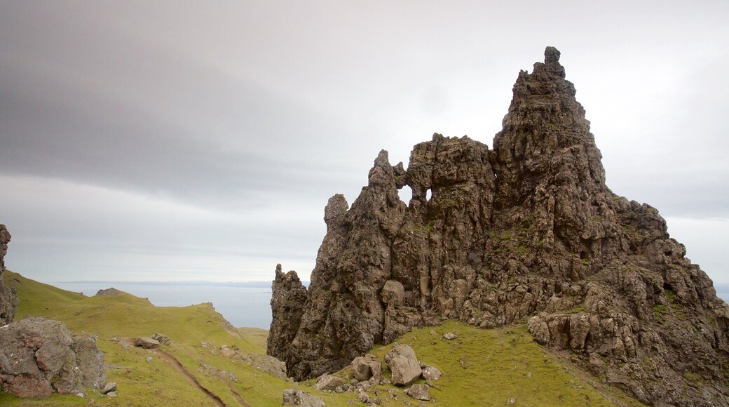 Old Man of Storr montrant scĂšnes tranquilles et vues littorales