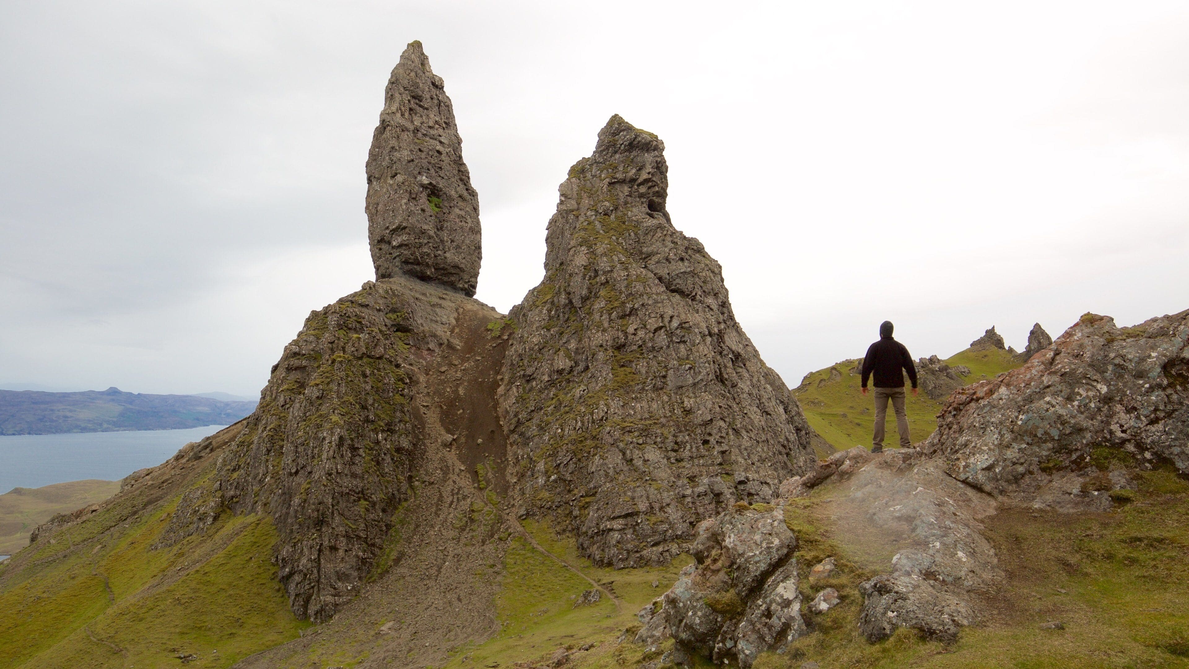 Old Man of Storr montrant randonnée ou marche à pied, scènes tranquilles et vues littorales