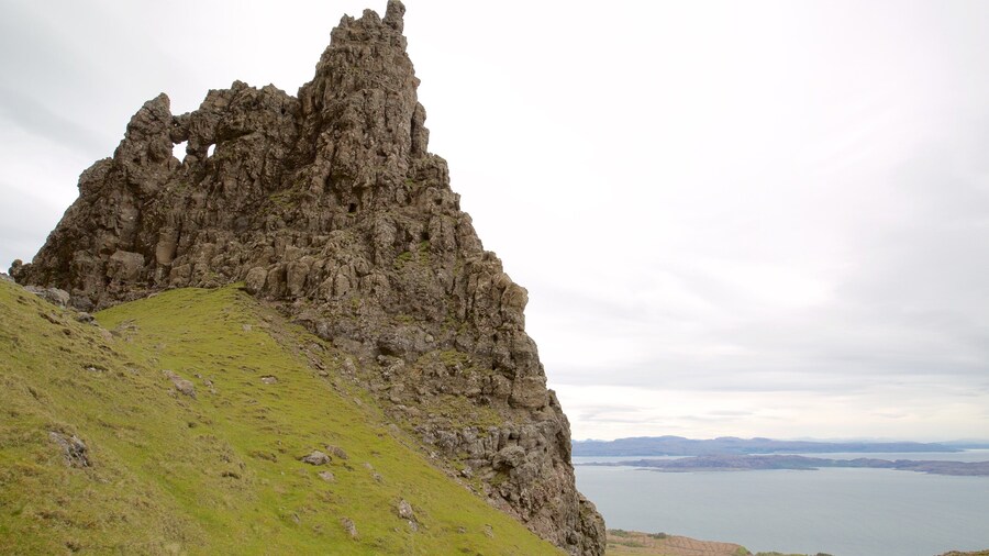 Old Man of Storr som visar stillsam natur, en sjö eller ett vattenhÄl och ett monument