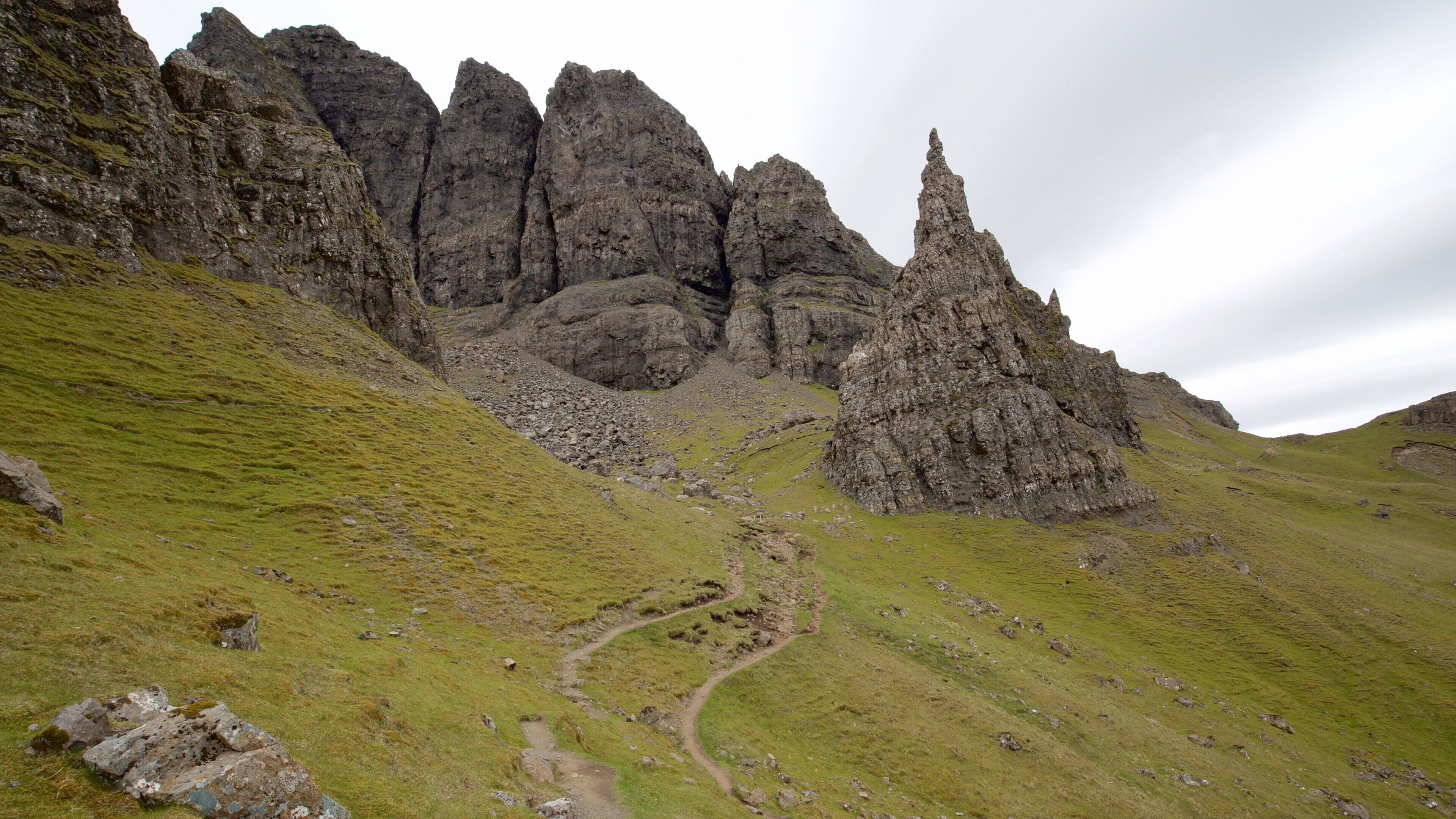 Old Man of Storr showing tranquil scenes and mountains