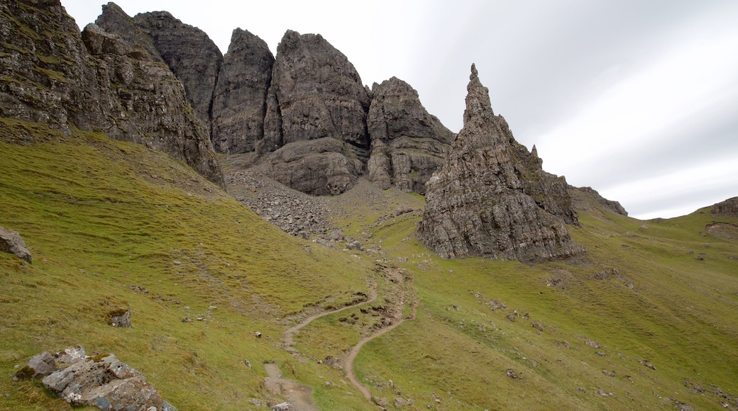 Old Man of Storr showing tranquil scenes and mountains