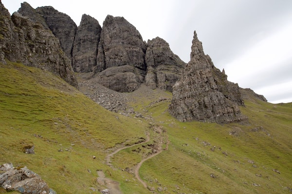 Old Man of Storr showing tranquil scenes and mountains