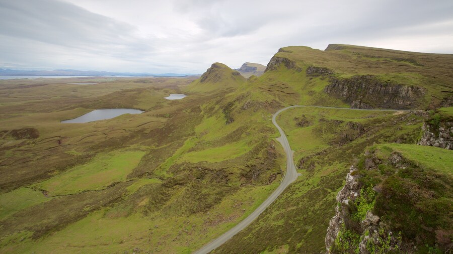 Quiraing mostrando un estanque, montañas y escenas tranquilas