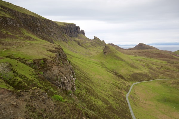 Quiraing welches beinhaltet Berge und ruhige Szenerie