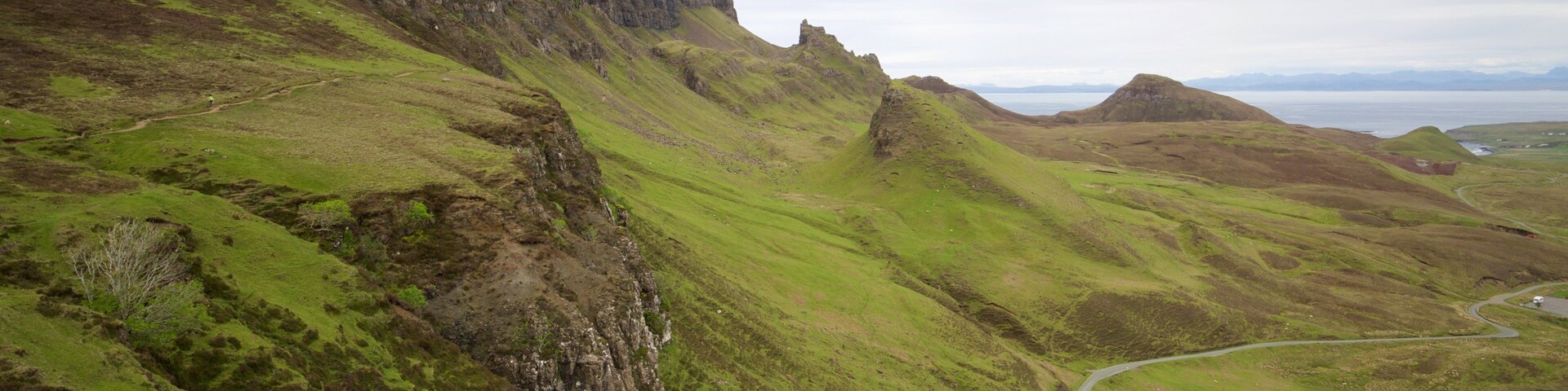 Quiraing ofreciendo situaciones tranquilas y montañas