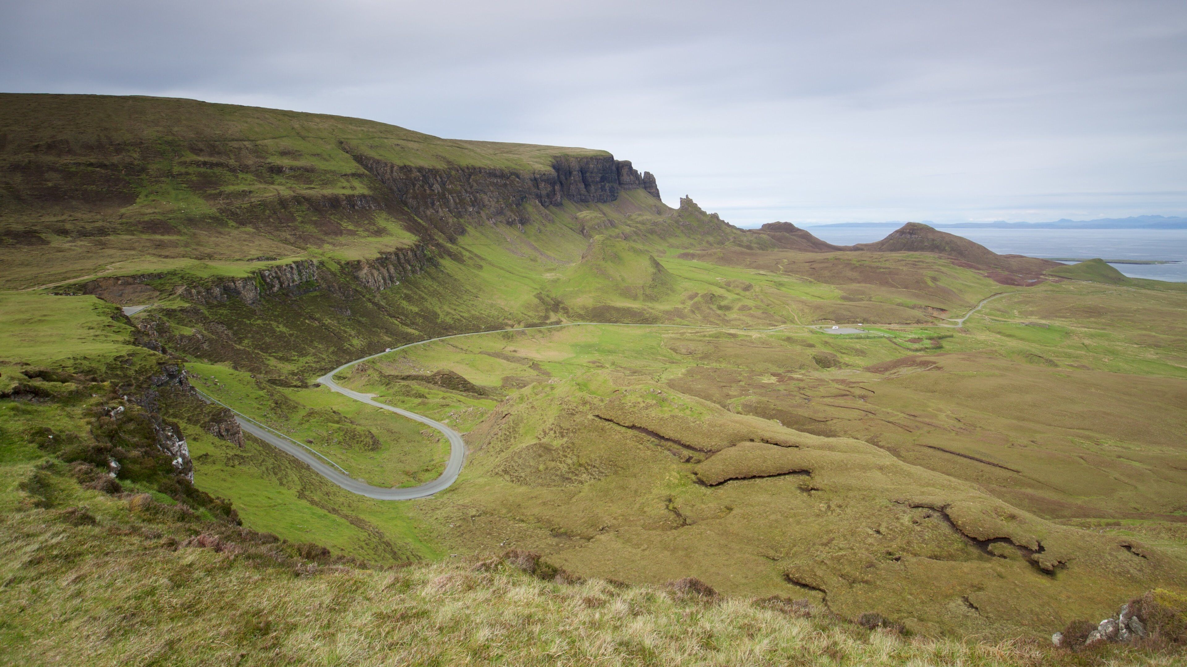 Quiraing showing mountains and tranquil scenes