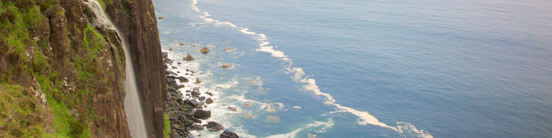 Kilt Rock welches beinhaltet Kaskade und schroffe KĂŒste