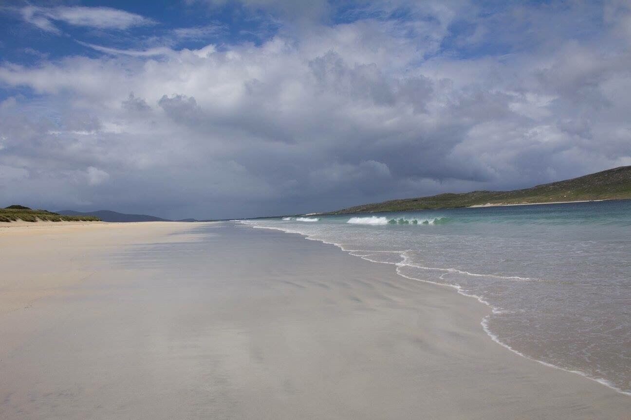 This place is like paradise. Luskentyre beach on the isle of Harris in the outer Hebrides. I’ve been there twice and I’m going back this summer. If you have read the novel «Coffin Road» by Peter May, this is the beach where the story begins. 
#luskentyre #harris #hebrides #scotland #beach #strand #solitude #lifeatexpedia