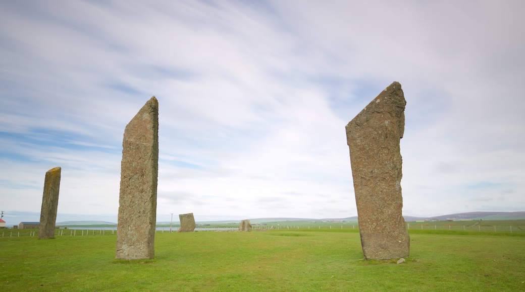 Standing Stones of Stenness fasiliteter samt kyst, monument og rolig landskap