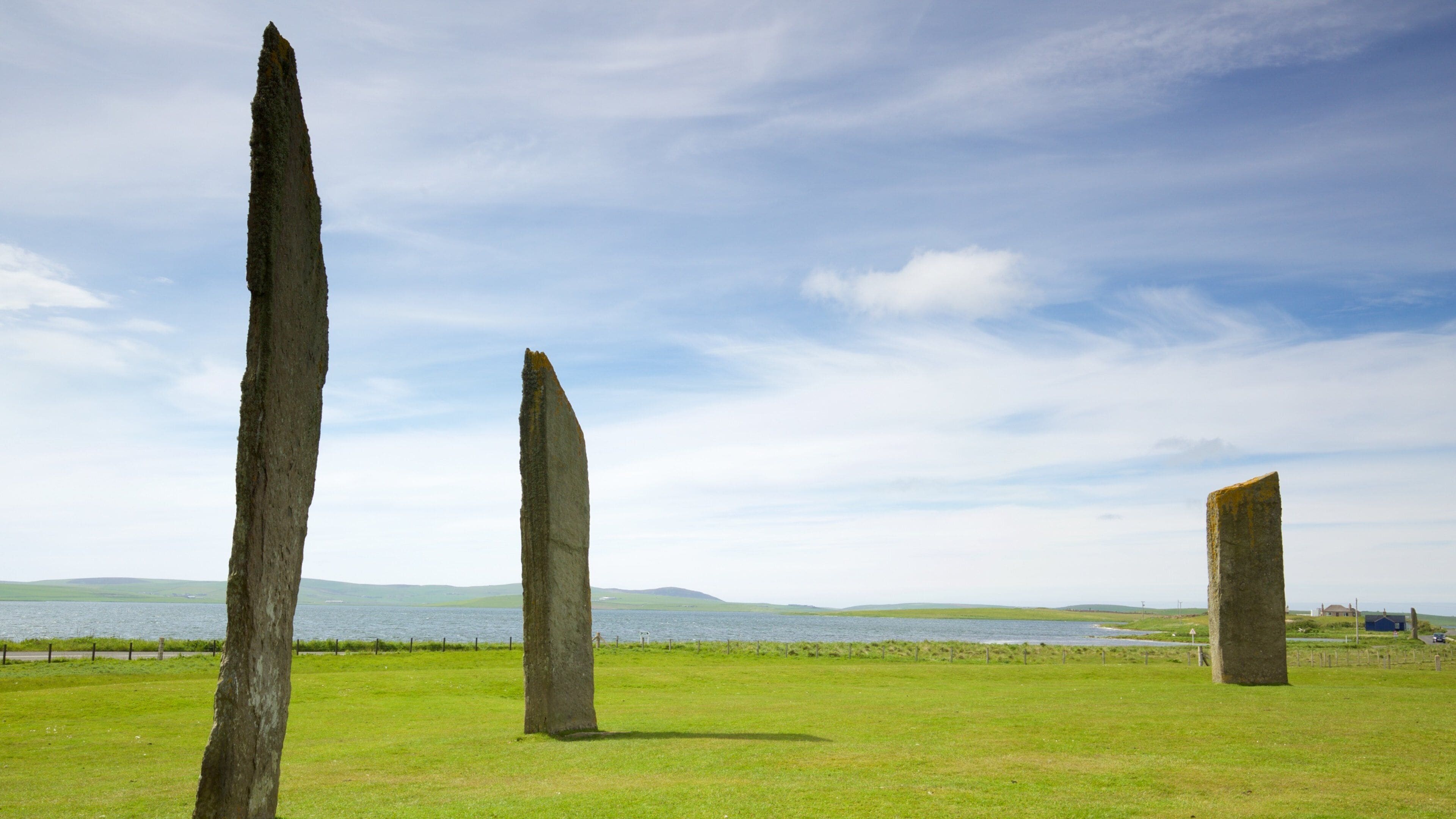 Standing Stones of Stenness das einen Geschichtliches, ruhige Szenerie und allgemeine Küstenansicht