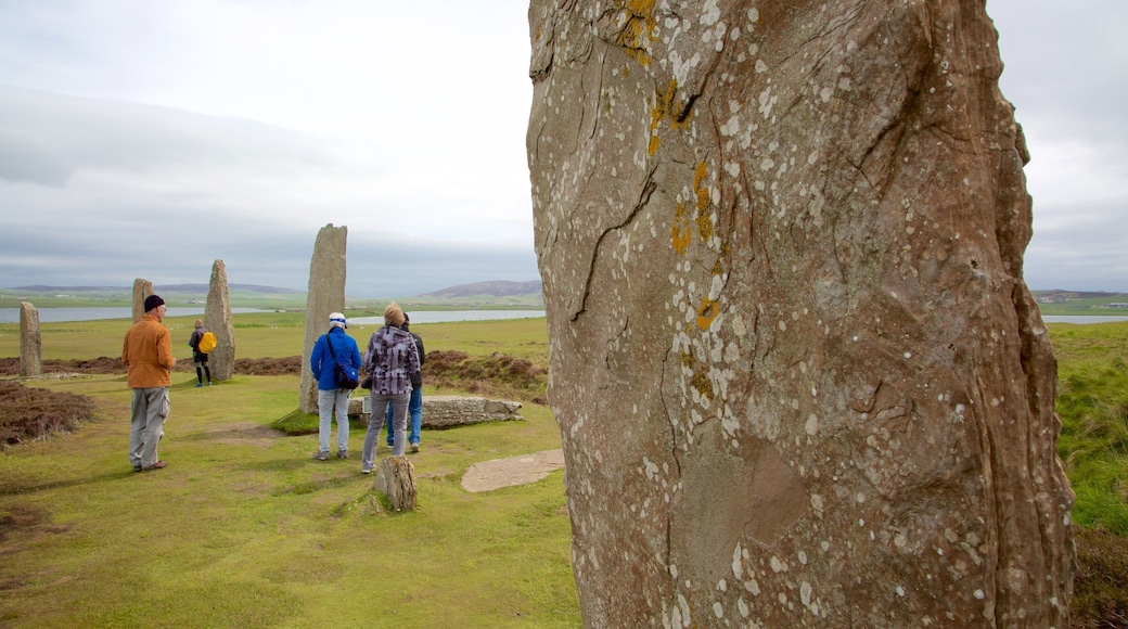 Ring of Brogdar ofreciendo un monumento y elementos del patrimonio y también un pequeño grupo de personas