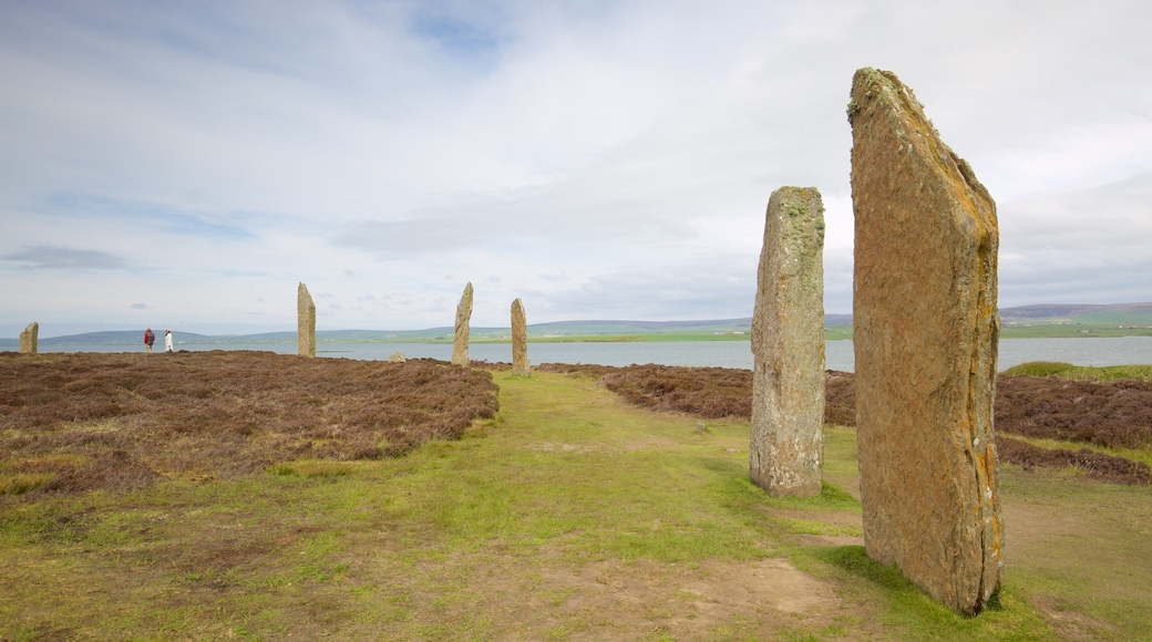 Ring of Brogdar ofreciendo escenas tranquilas, un monumento y elementos del patrimonio