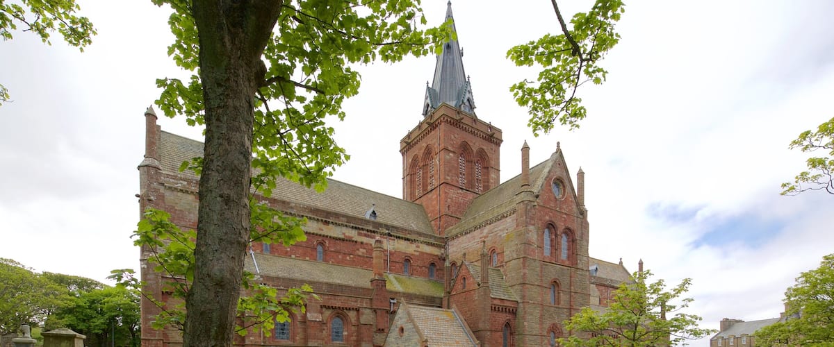 St. Magnus Cathedral ofreciendo una iglesia o catedral, un cementerio y patrimonio de arquitectura