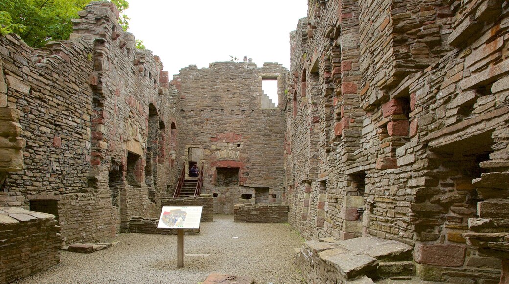 Earl\'s Palace featuring a castle, heritage elements and building ruins