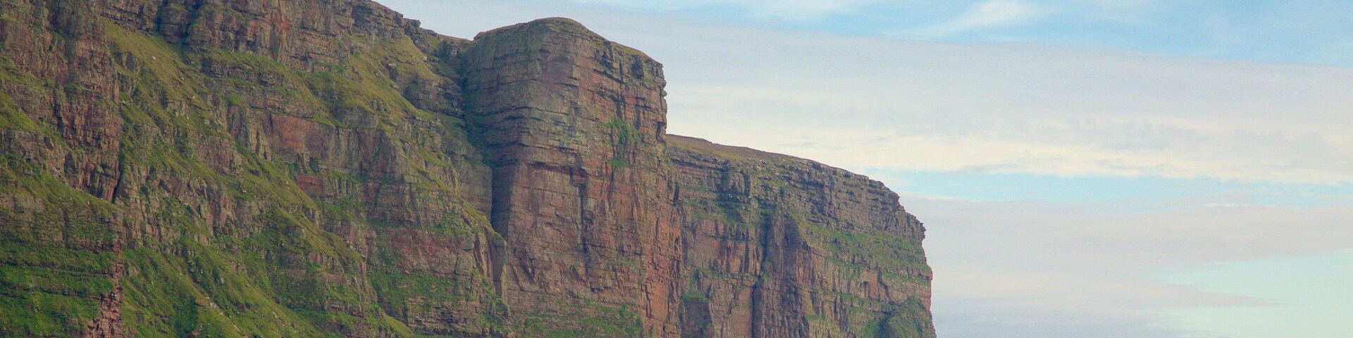 St. John\'s Head che include montagna e costa frastagliata