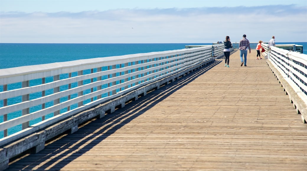 San Simeon Pier en ook een klein groepje mensen