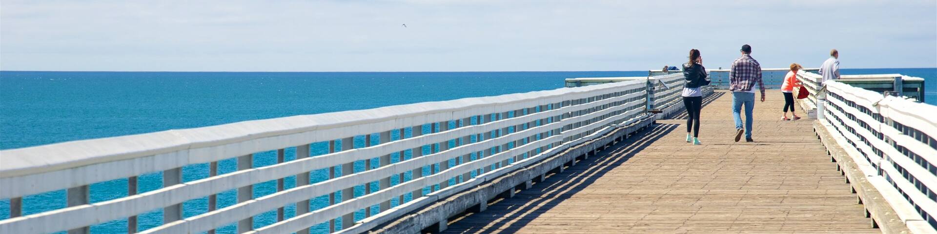 San Simeon Pier aussi bien que petit groupe de personnes