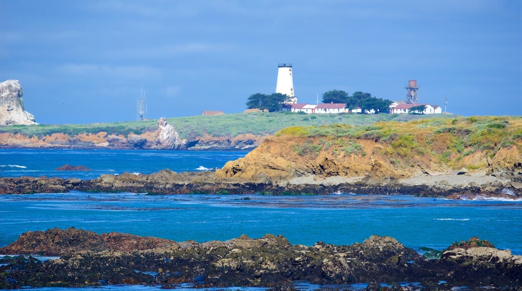 Piedras Blancas fyrtårn fasiliteter samt klippelandskap