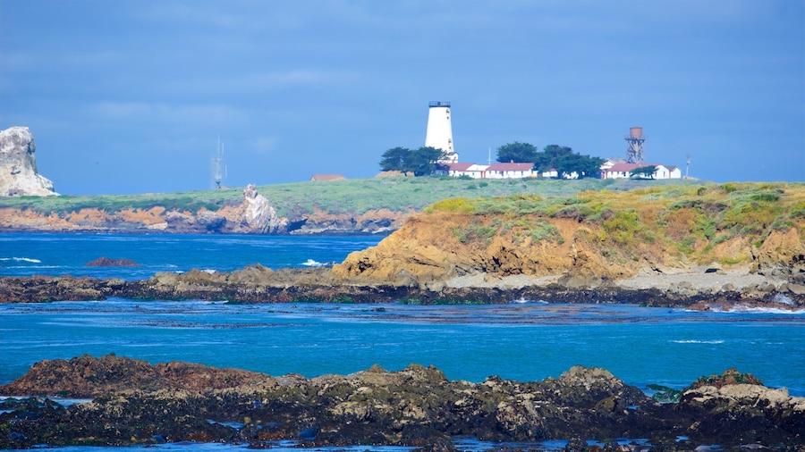 Piedras Blancas fyrtårn fasiliteter samt klippelandskap