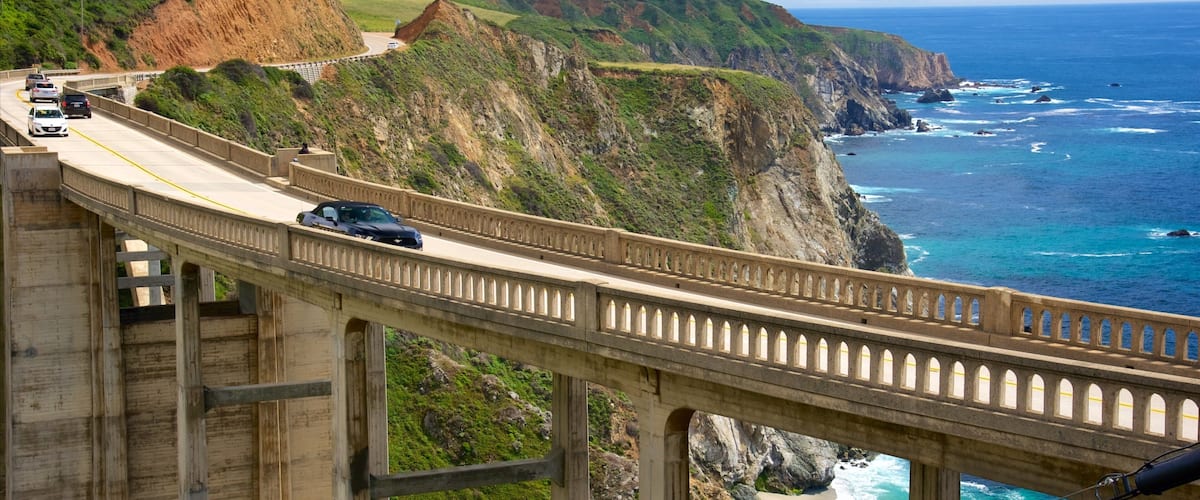 Bixby Bridge toont een brug en bergen