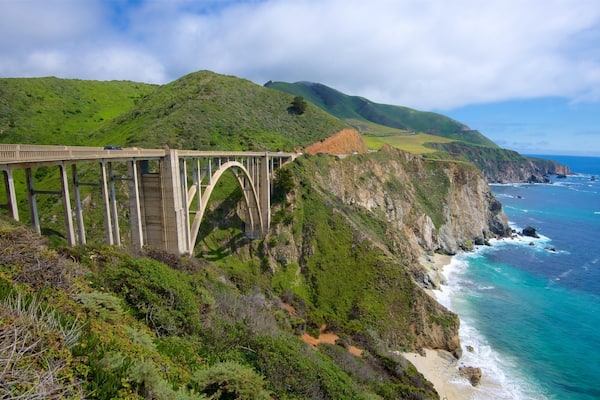 Bixby Bridge que incluye costa rocosa, un puente y vistas generales de la costa