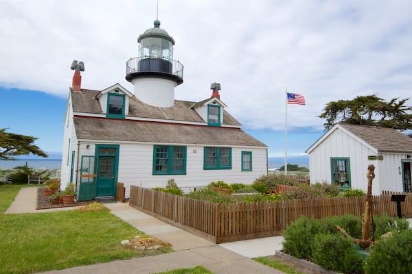 Faro de Point Pinos ofreciendo un faro y vistas generales de la costa