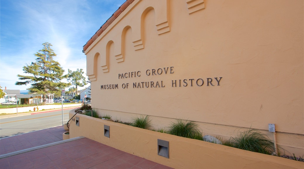 Pacific Grove Museum of Natural History johon kuuluu kyltit