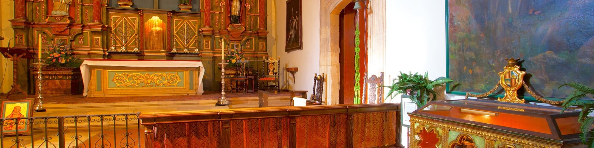 Basílica Carmel Mission que incluye vistas interiores, elementos religiosos y una iglesia o catedral