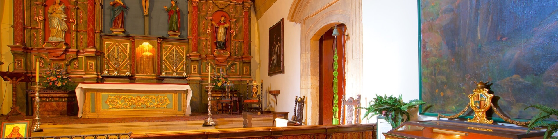 Carmel Mission Basilica caracterizando elementos religiosos, vistas internas e uma igreja ou catedral