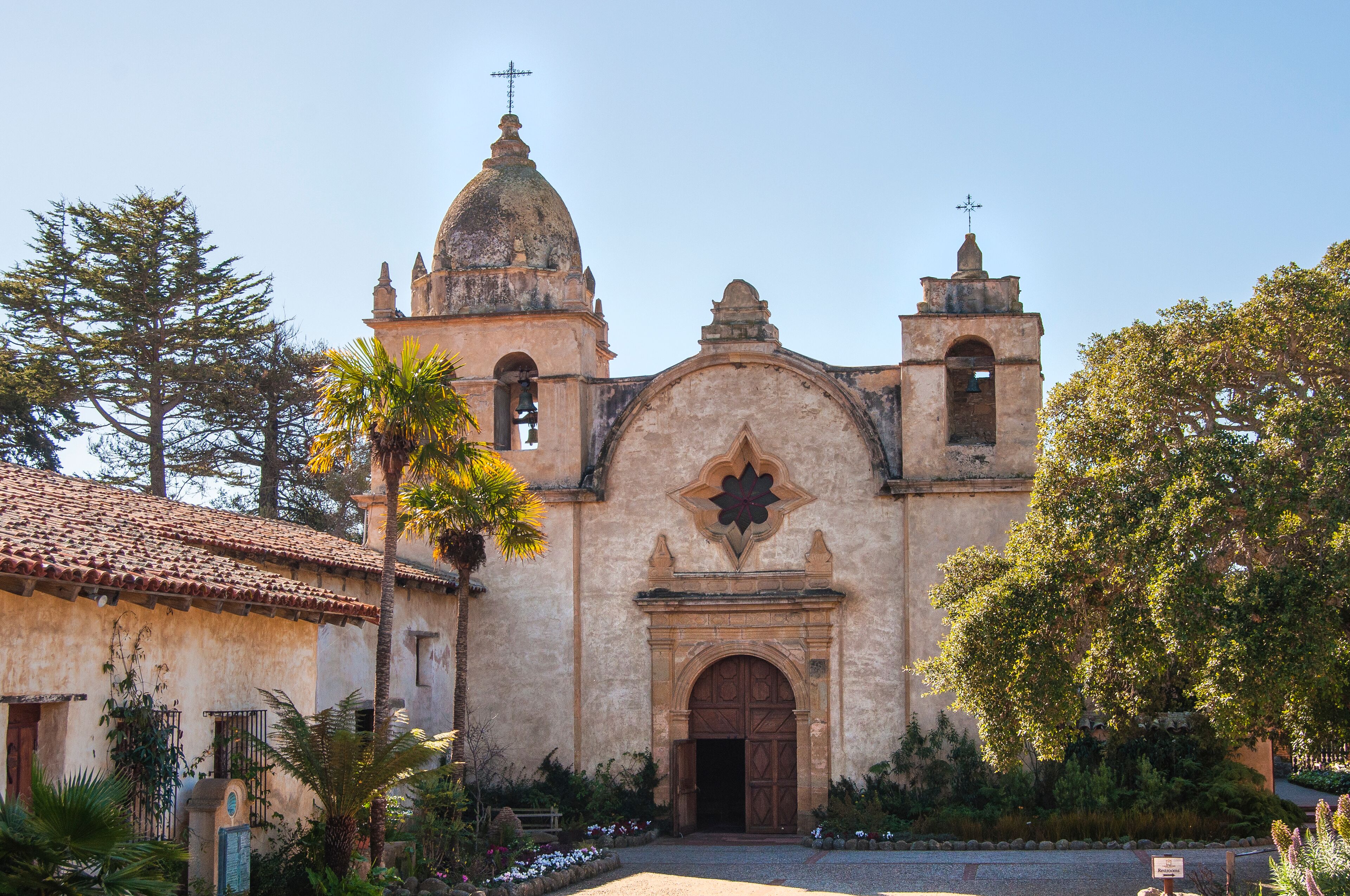 Courtyard view of Mission San Carlos in Carmel, Shutterstock ID 1047007669, Purchase Order: SP-1891 Wave 0, Client/Licensee: Hotels.com