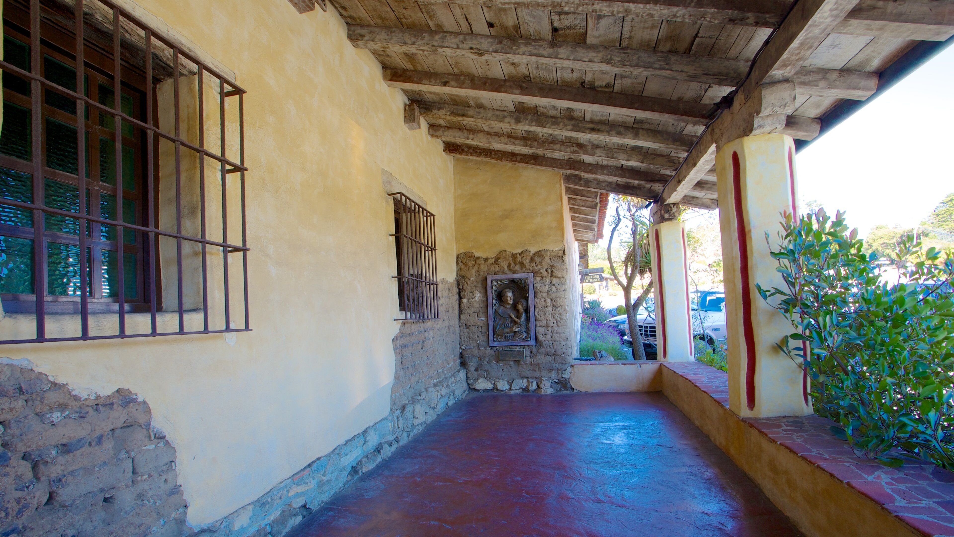 Basílica Carmel Mission que incluye patrimonio de arquitectura y una casa